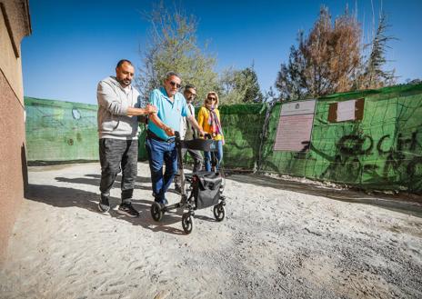 Imagen secundaria 1 - Los vecinos se quejan de las obras han «destrozado» la entrada a sus casas y que hay días en los que ni siquiera pueden pasar por el uso de maquinaria pesada.