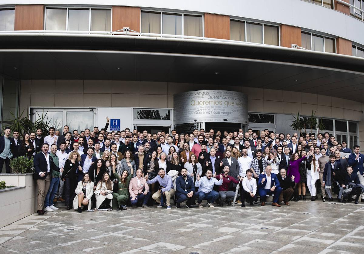 El equipo de Cívica con su premio Great place to work.