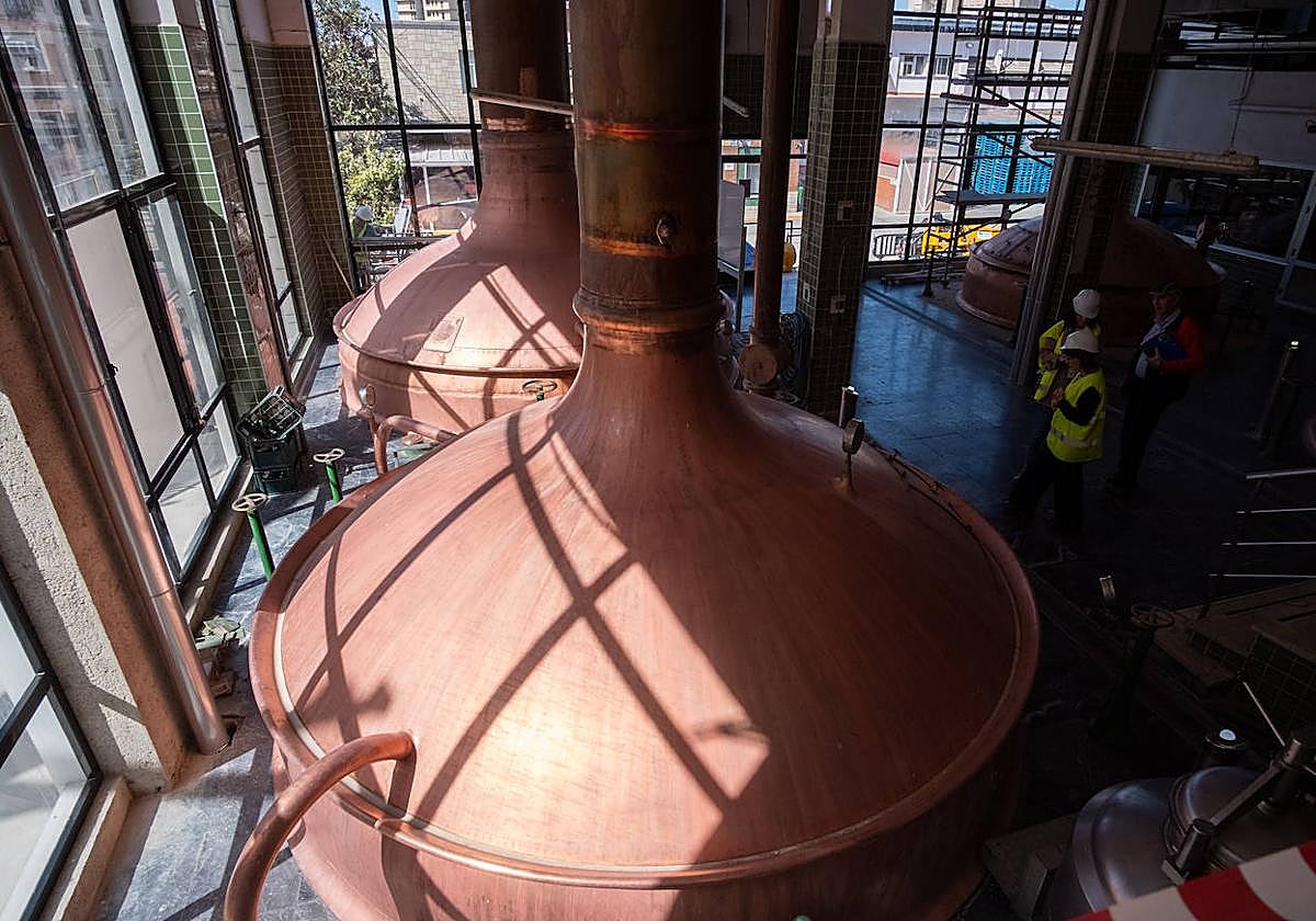 Las calderas de cobre en la sala de cocción de Cervezas Alhambra, cuyas obras de modernización culminarán después del verano.
