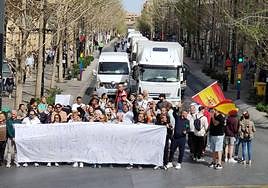 Familias de comerciantes del mercadillo del Zaidín han protestado en Granada.