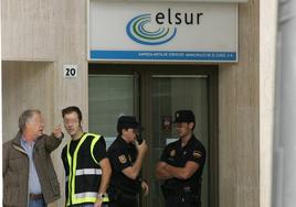 Agentes de policía custodian las oficinas de Elsur en El Ejido el día de la Operación Poniente.