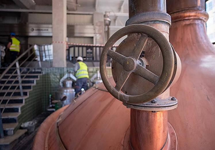 Imagen principal - El director de la fábrica de Cervezas Alhambra, Alfredo Dávila, en la sala de cocimientos, que seguirá en obras hasta el verano. 