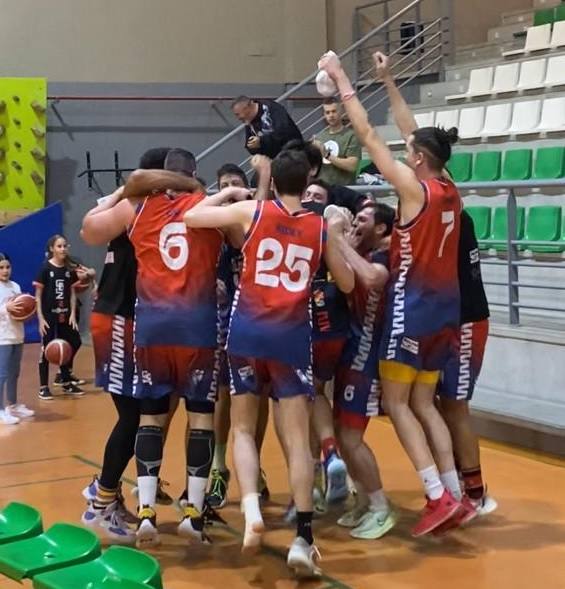 Celebración del Tu Super La Zubia tras la clasificación.