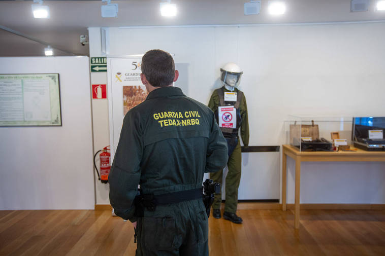 El jefe de los Tedax, de espalda, y al fondo el primer traje utilizado por estos agentes.