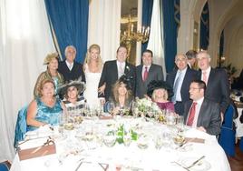 Juan Antonio Galán posa junto a José Alemán y su esposa, Isabel Carrasco, el día de su boda.