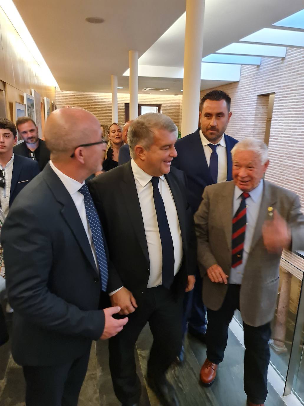 Imagen secundaria 1 - joan Laporta durante su visita a Órgiva.