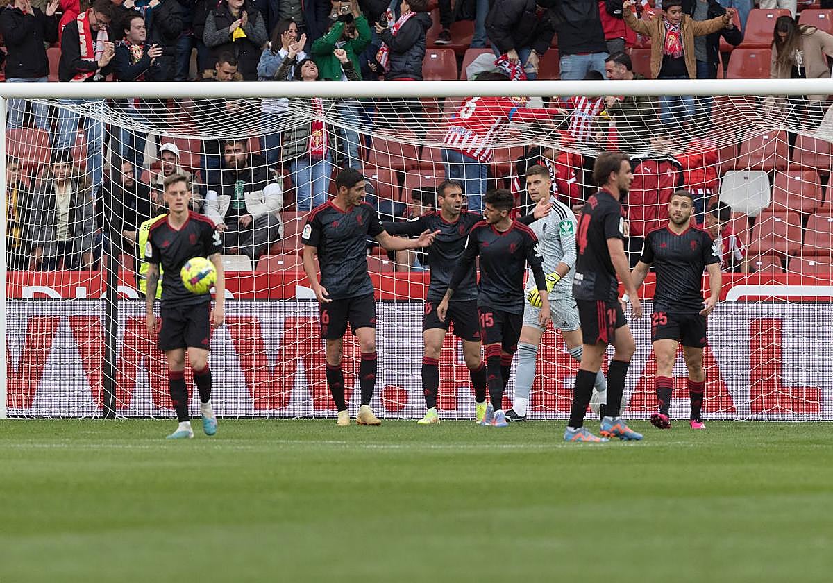 Los jugadores, quejosos tras el tanto del Sporting.