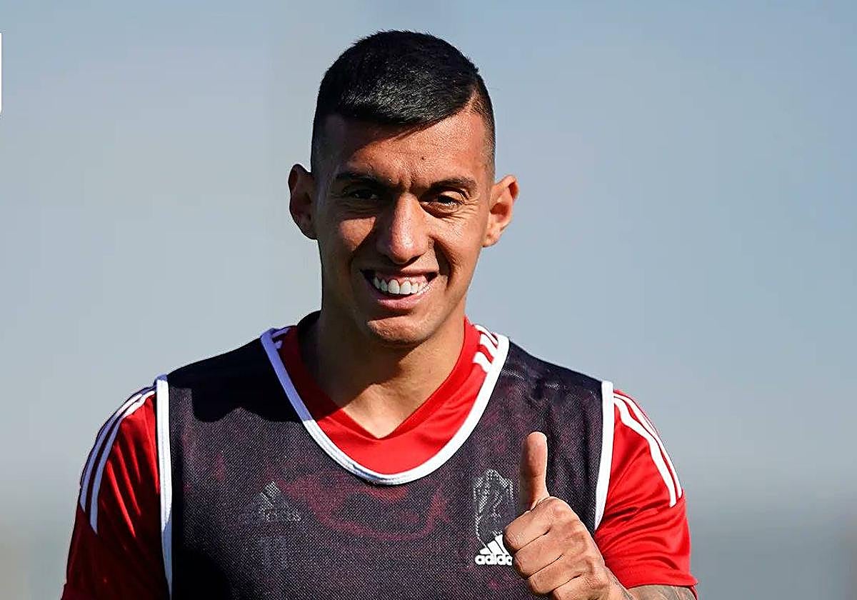 Myrto Uzuni levanta el pulgar en su regreso a la dinámica del equipo esta semana.