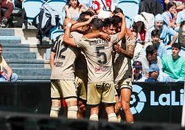 Arnau Puigmal es felicitado por sus compañeros tras marcar en Balaídos.