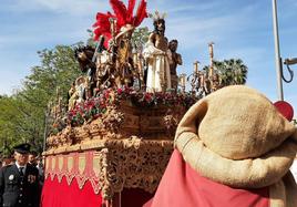 Nuestro Señor de la Pasión, tras la salida del templo El Salvador.