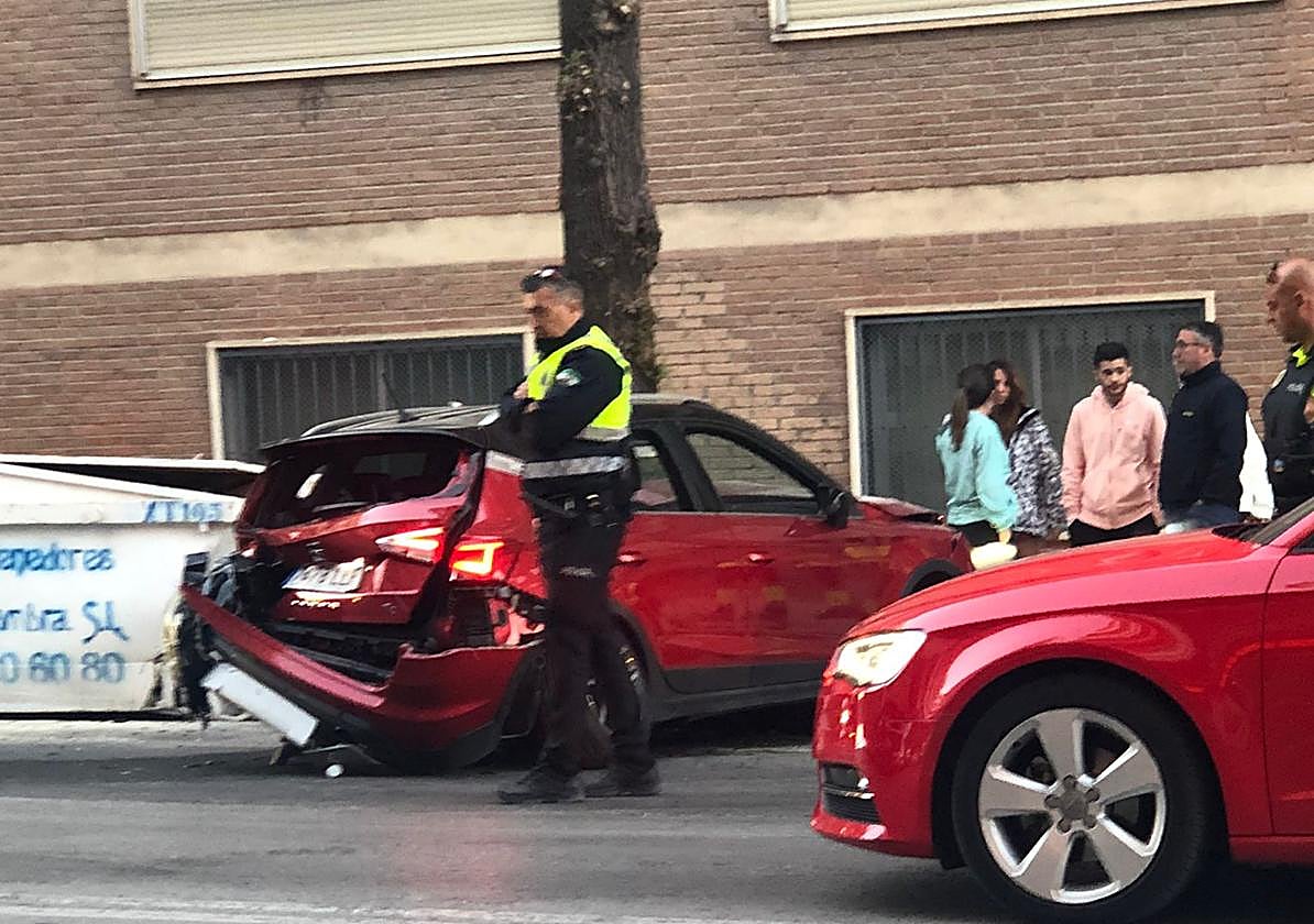 Daños importantes en el coche siniestrado en la calle Neptuno