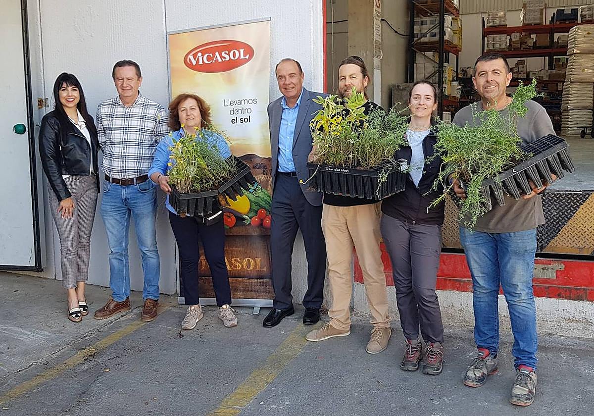 APROA reparte un millar de plantas reservorio entre agricultores de Vicasol