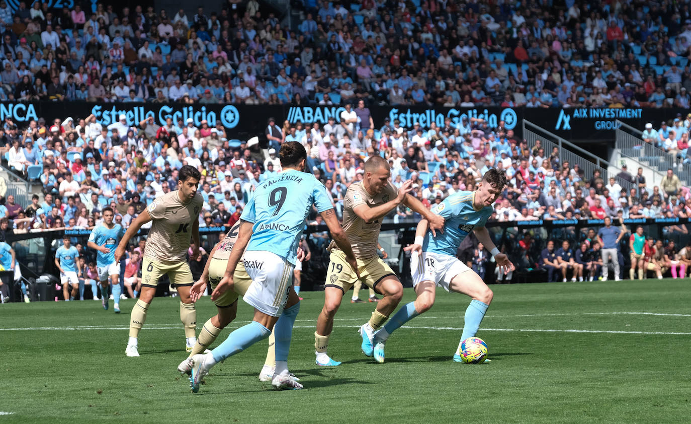 Rodrigo Ely persigue a Strand Larsen para hacerse con el balón.