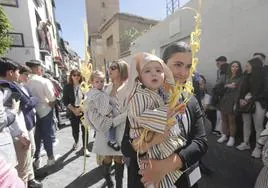 Los bebés son habituales en el joven cortejo de la Borriquilla.