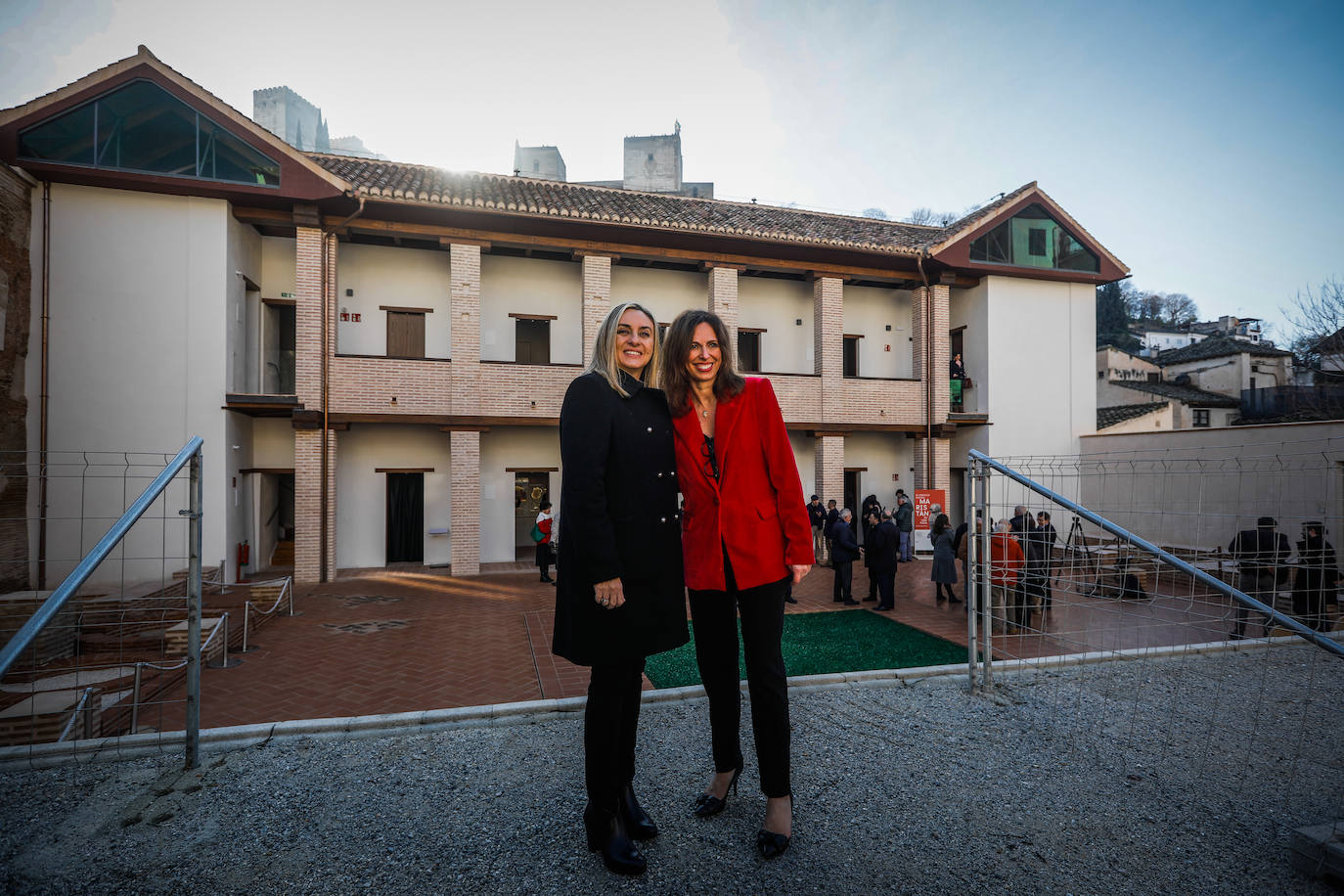 Marifrán Carazo y Rocío Díaz, con la Alhambra de fondo.