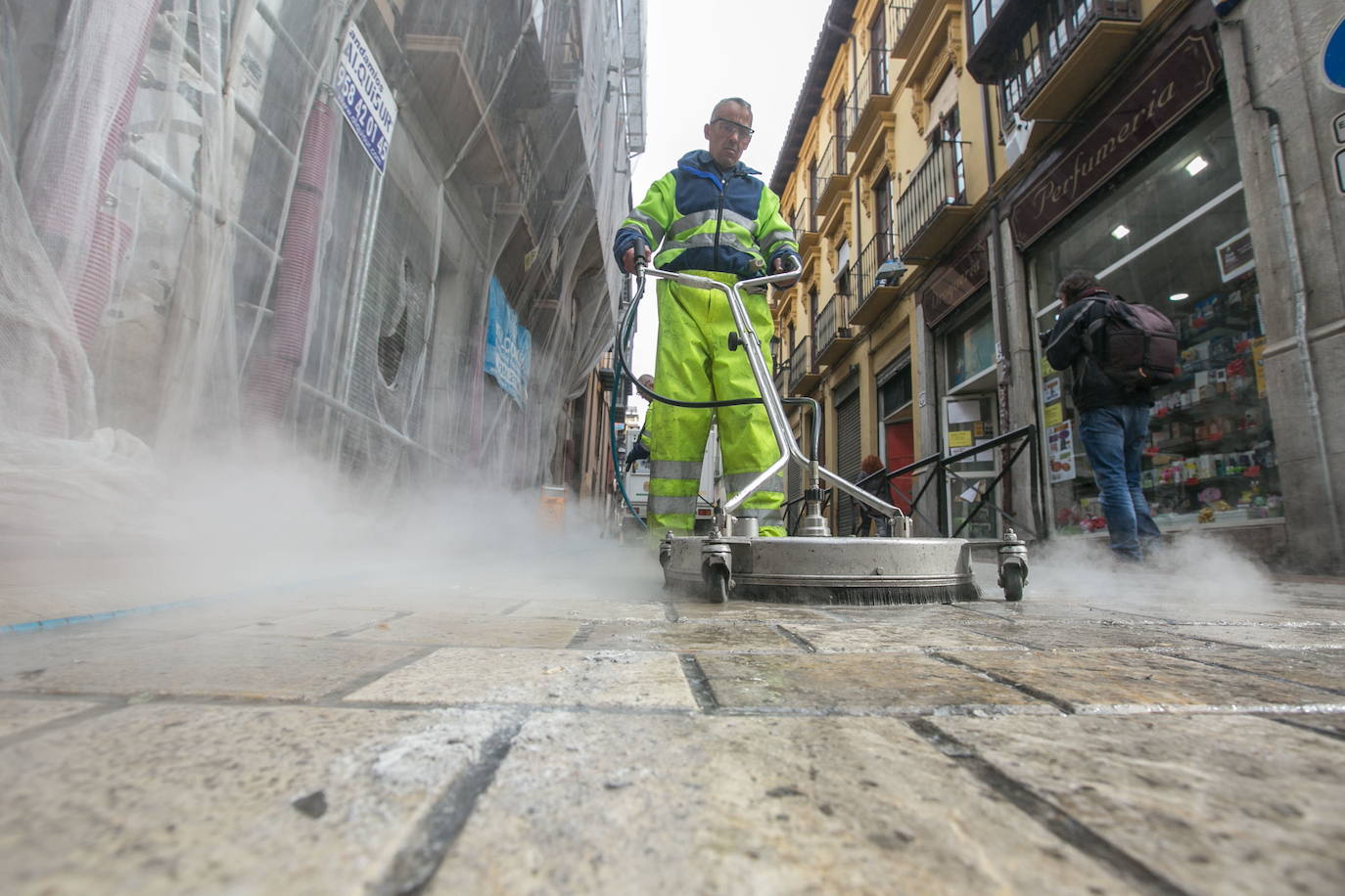 Vecinos del Albaicín piden al arzobispo que medie con las cofradías para que no viertan cera