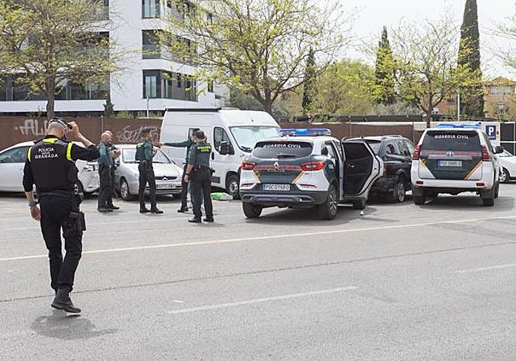 Imagen principal - Coche del detenido en Granada.