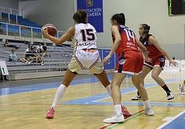 Lucía Méndez, recibiendo de espaldas para atacar a canasta
