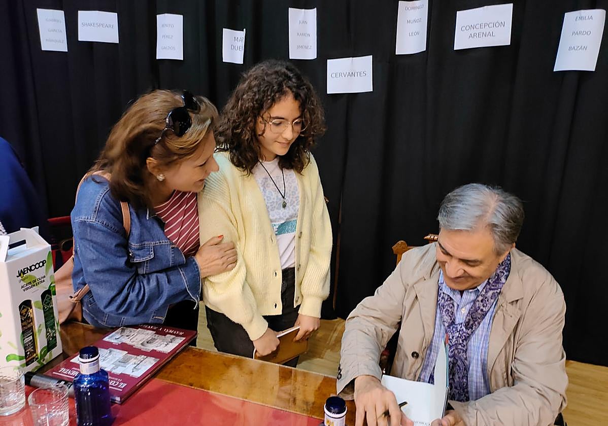 José Luis Carral en la firma de libros tras el coloquio.