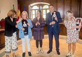 La regidora de Onil obsequia con muñecas al Ayuntamiento de Navas de San Juan.