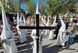 Cruz de guía de la Hermandad del Cautivo, a su salida de la parroquia de Santa Isabel.