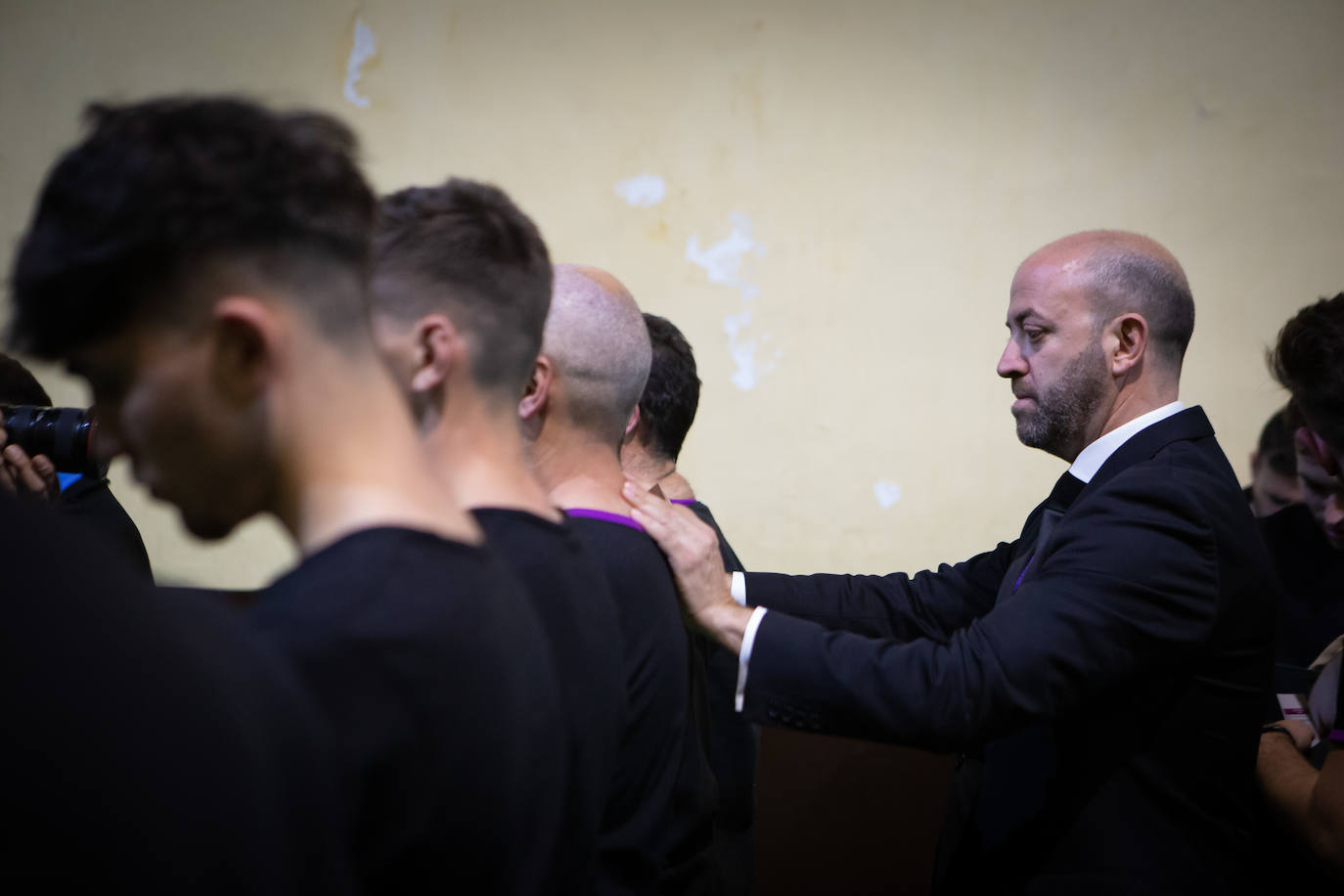 Imagen principal - lLos costaleros se dividen en dos cuadrilllas, una para el Señor y otra para la Virgen.