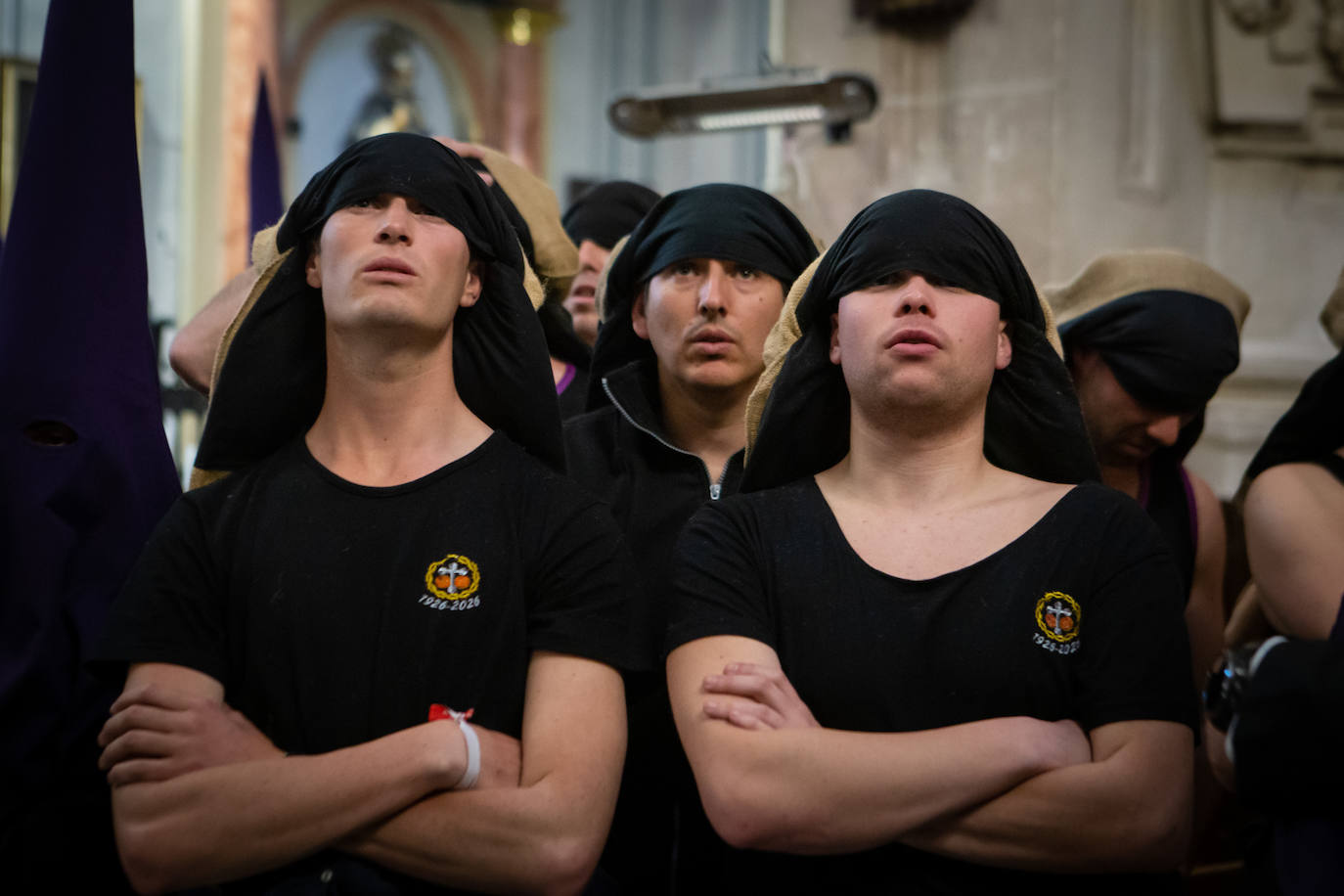 Imagen principal - Las cuadrillas terminan de arreglarse antes de la salida.