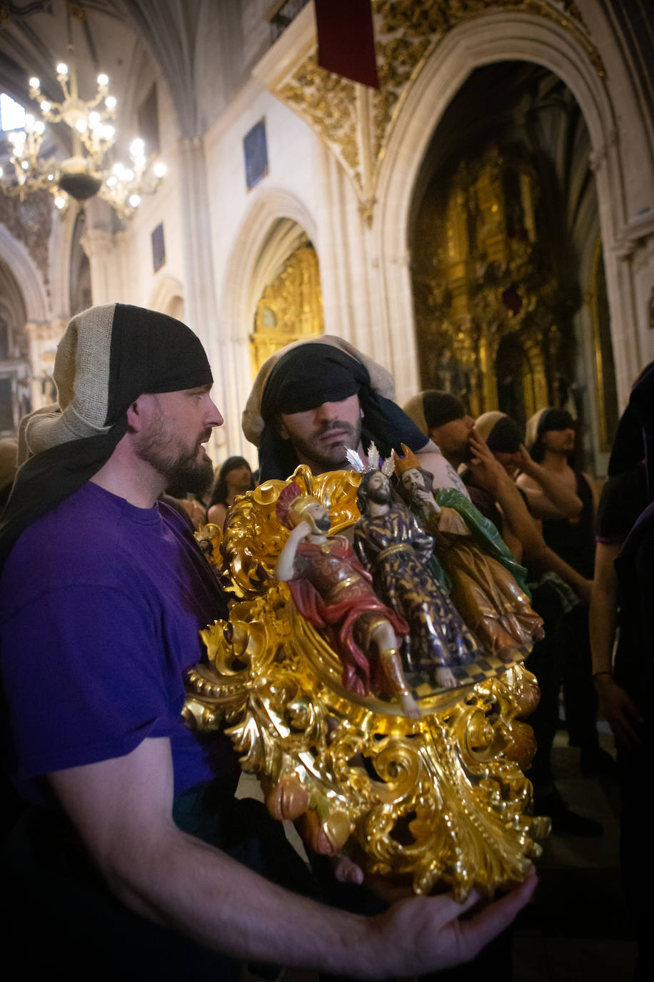Imagen secundaria 2 - lLos costaleros se dividen en dos cuadrilllas, una para el Señor y otra para la Virgen.