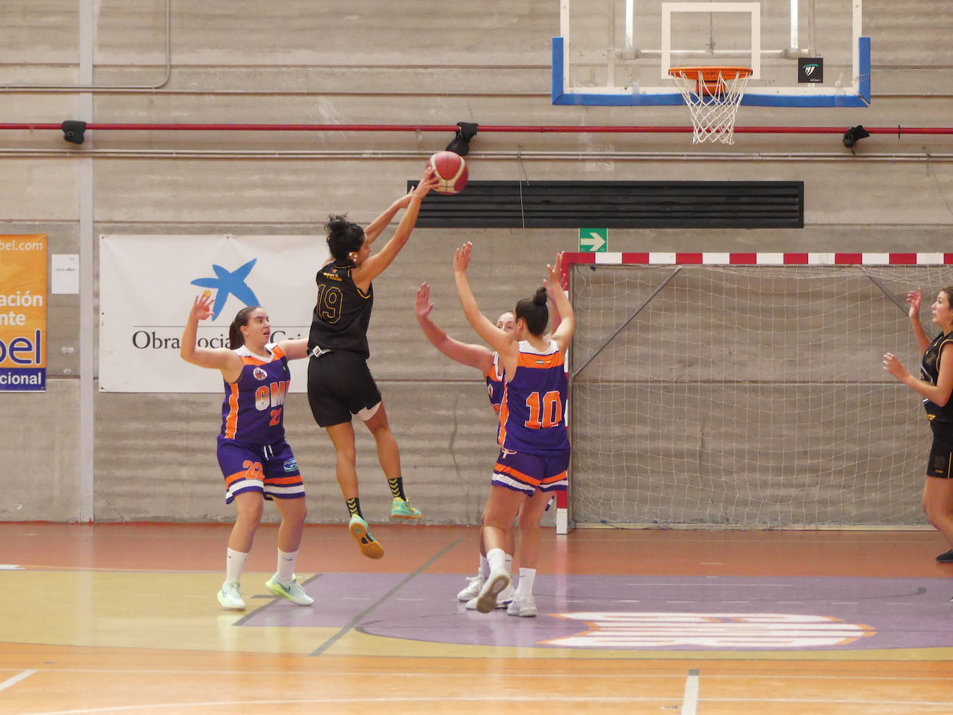 Judith Martín (19) de Presentación, busca un pase ante la defensa del GmasB en un derbi granadino.