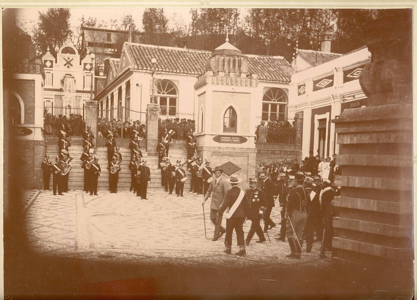 Imagen histórica de la visita del rey Alfonso XIII a la fábrica ubicada en El Fargue.