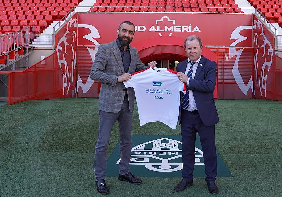 Mohamed El Assy (UDA) y Jerónimo Parra (Cámara de Comercio) posan en el Power Horse Stadium.