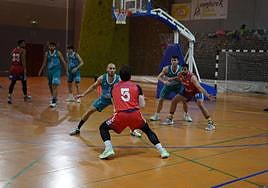 'Didi' García (5) busca un pase a Rui Pereira.