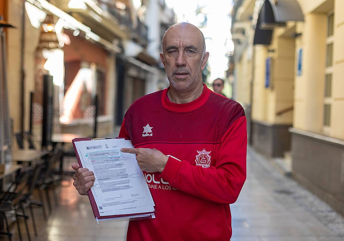 José Pérez posa con uno de los escritos enviados a la Agencia Tributaria.