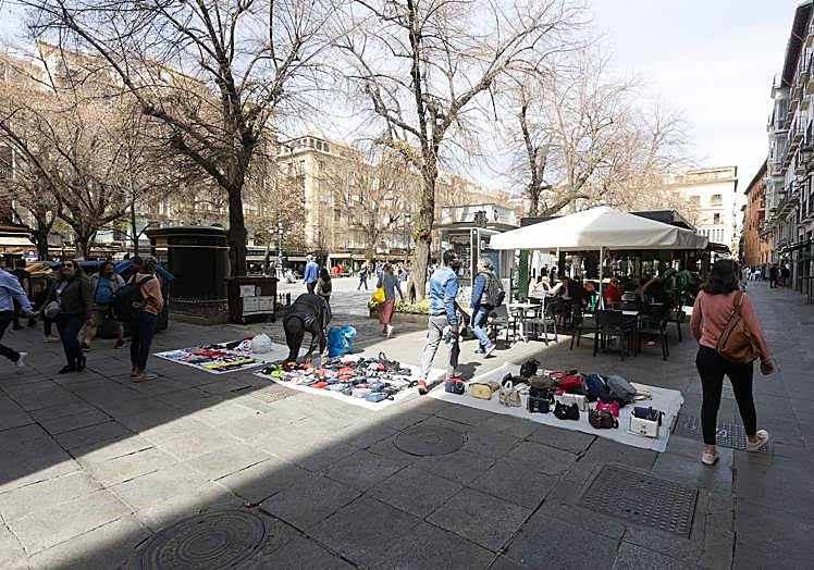 Vendedores colocan sus mantas en Bib Rambla.