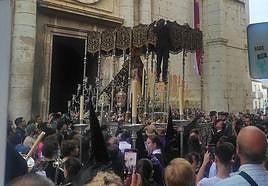 Uno de los hermanos arreglando 'ipso facto' el problema.