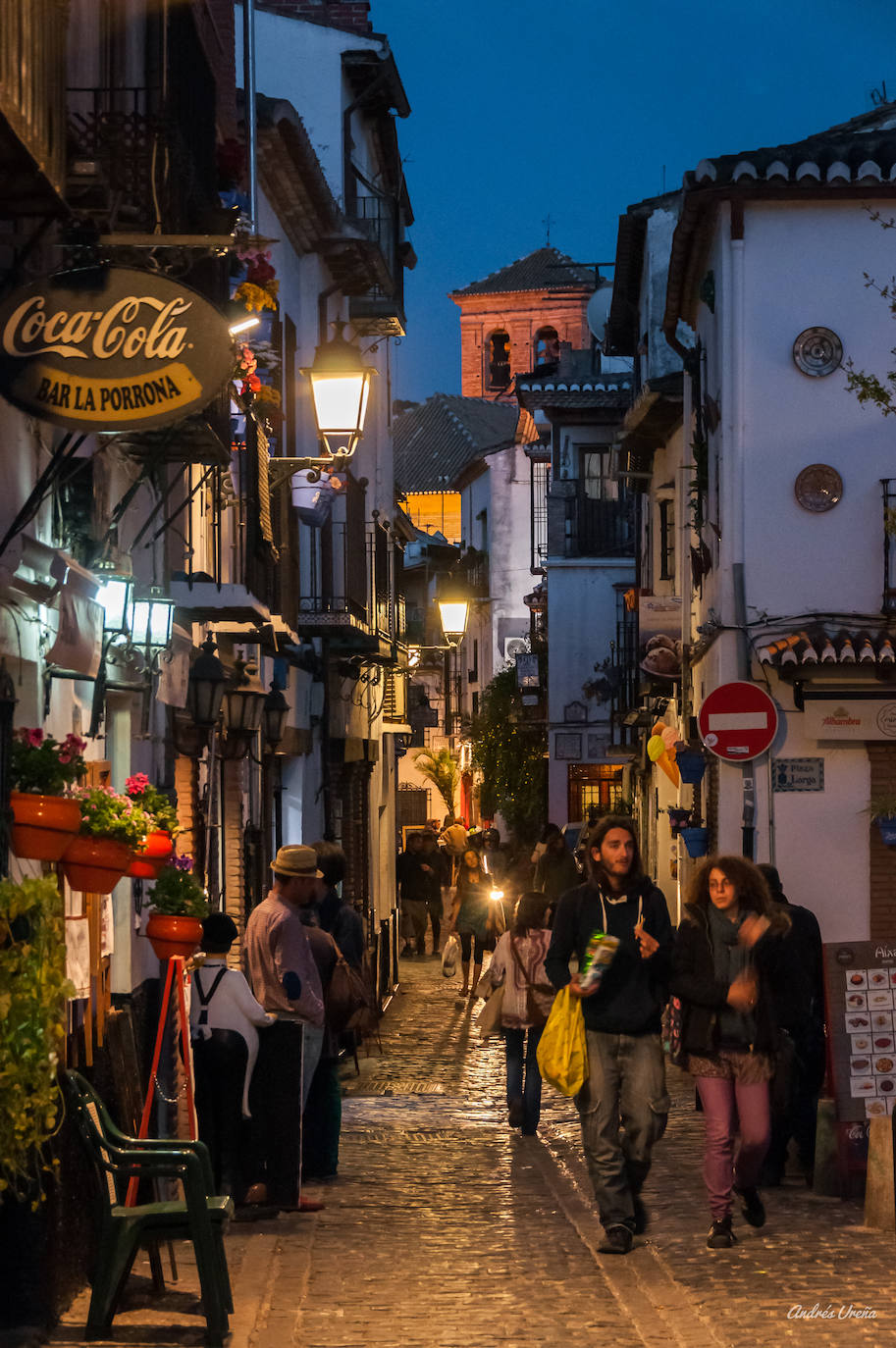 El ambiente de la calle Panaderos, corazón del Albaicín