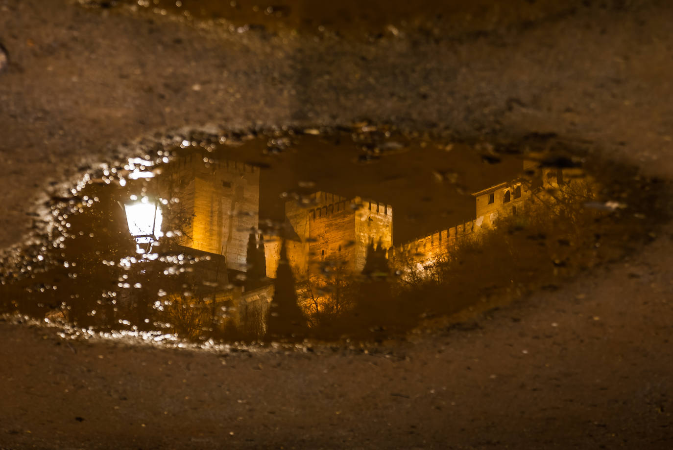 Reflejos de la Alhambra desde el Paseo de los Tristes