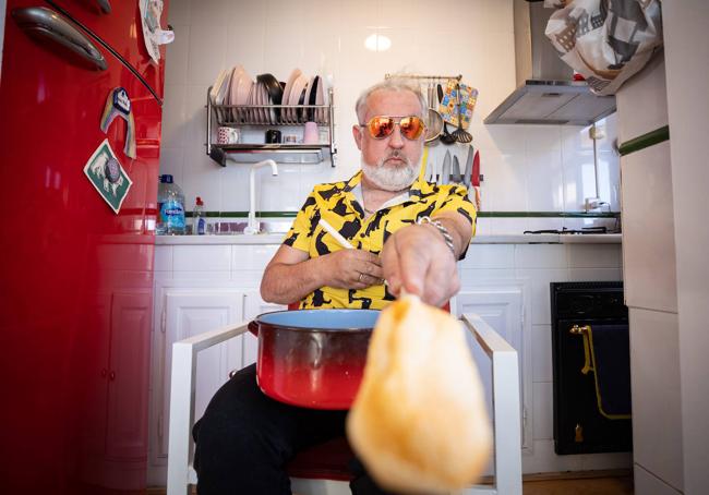 Eric Jiménez, en la cocina de casa.