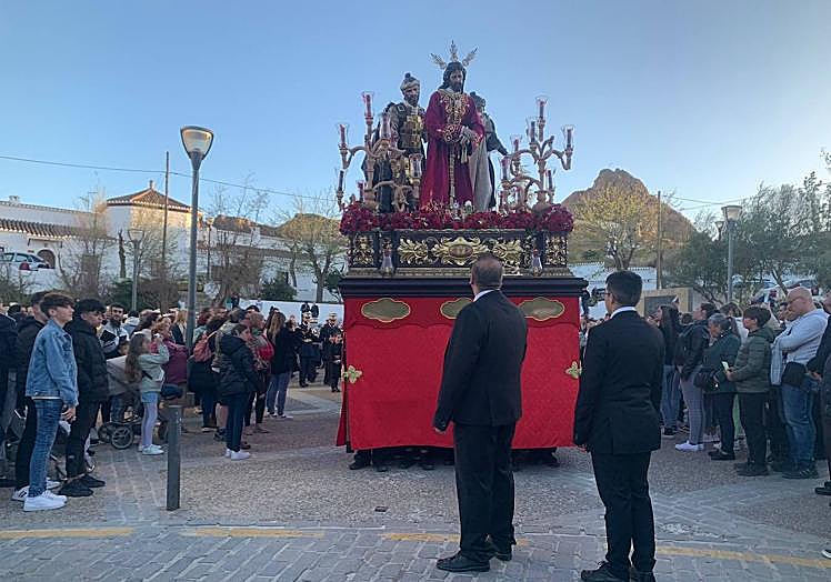 Paso de la Pasión y el Rosario por las calles accitanas.