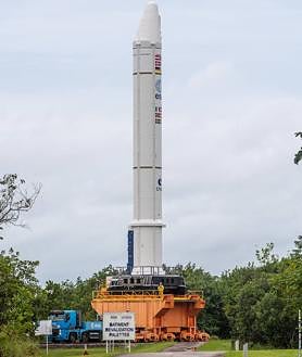 Imagen secundaria 2 - Luisa M. Lara, en su despacho del IAA; ilustración de la sonda Juice; y el Ariane 5, durante su tralsado. 