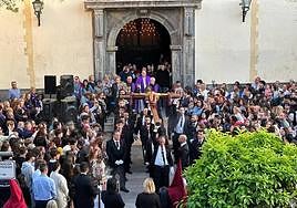 El Cristo de la Salud se reencuentra con cientos de fieles a las puertas de la Iglesia de la Victoria.