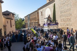 Momento de la estación de penitencia de Santa María de la Alhambra