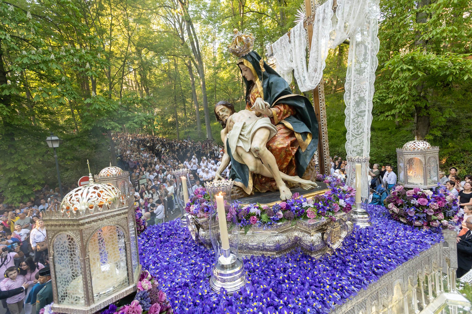 La procesión de Santa María de la Alhambra, en imágenes