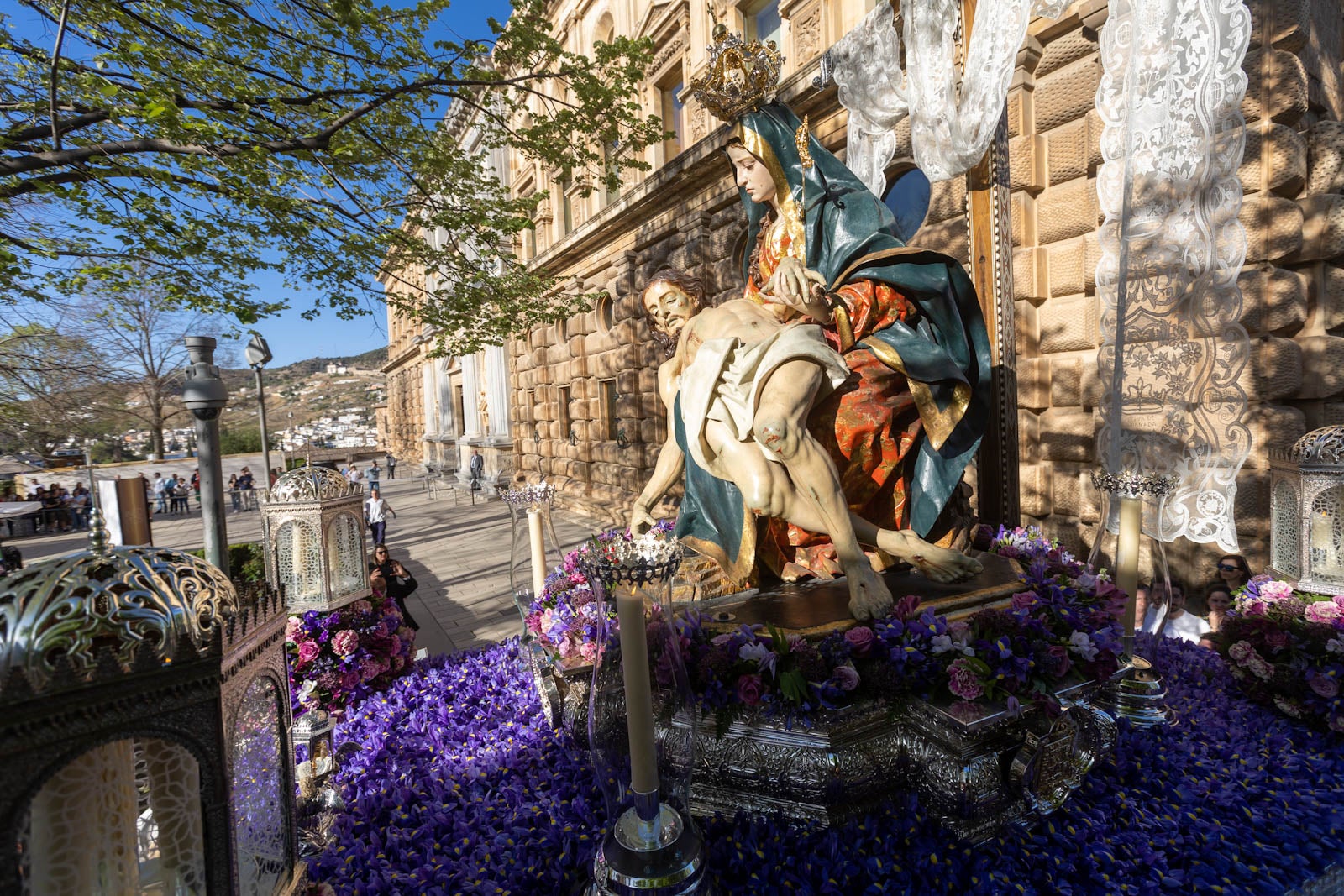 La procesión de Santa María de la Alhambra, en imágenes