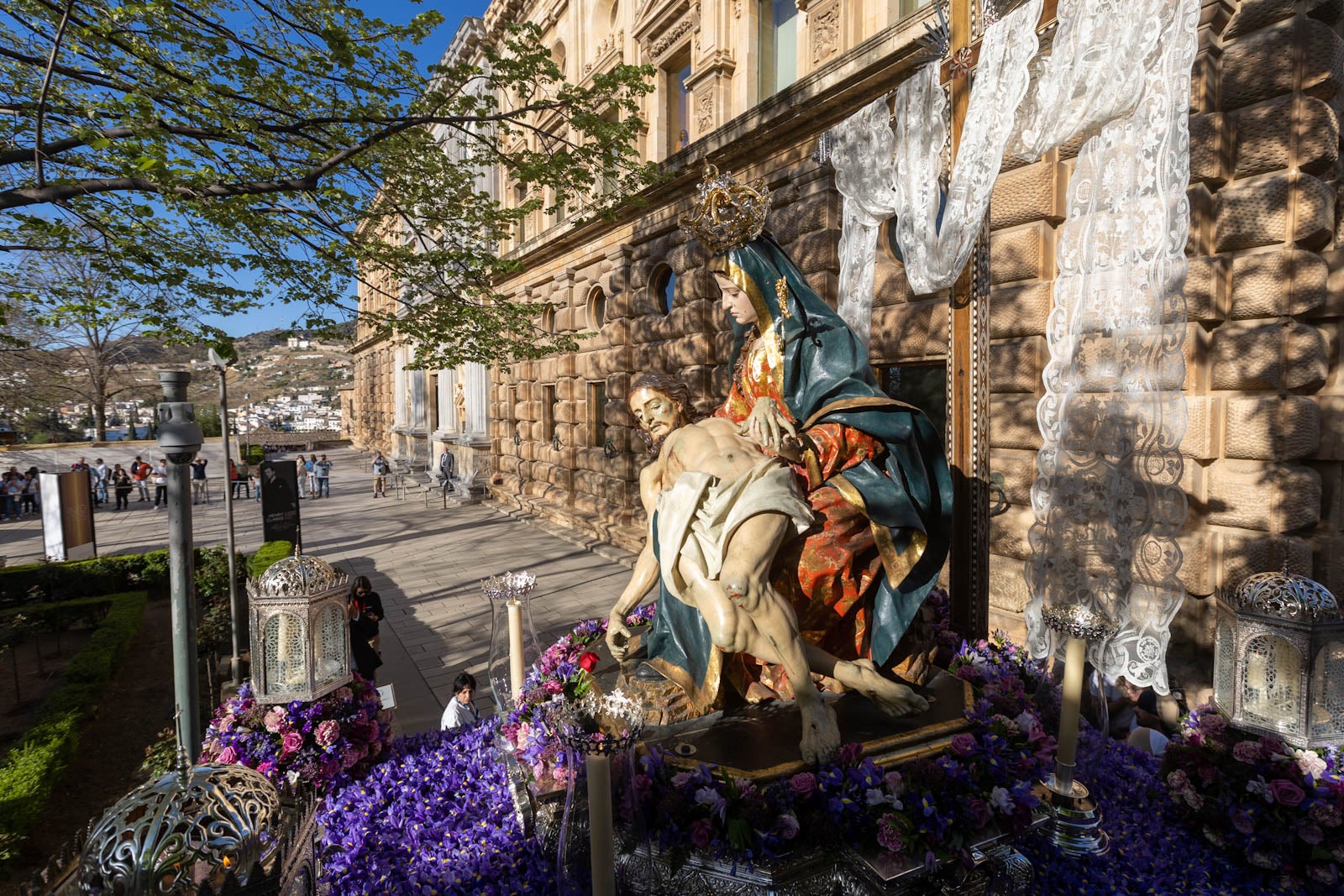 La procesión de Santa María de la Alhambra, en imágenes