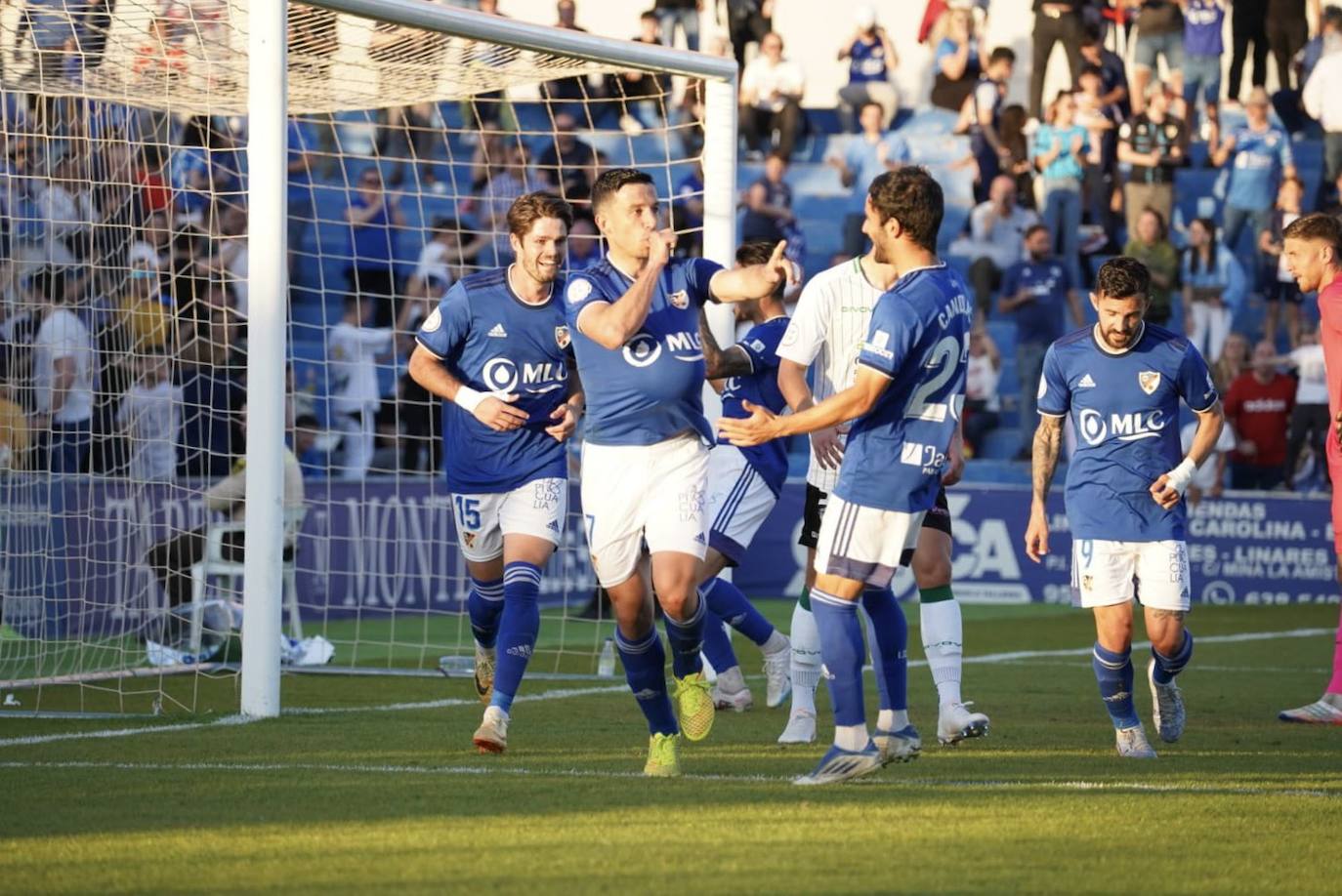 Hugo Díaz celebra su tanto este domingo en Linarejos.