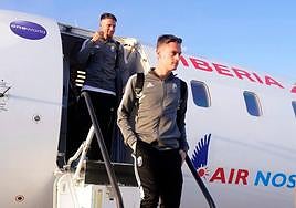 Pol Lozano y Petrovic descienden del avión en Zaragoza.