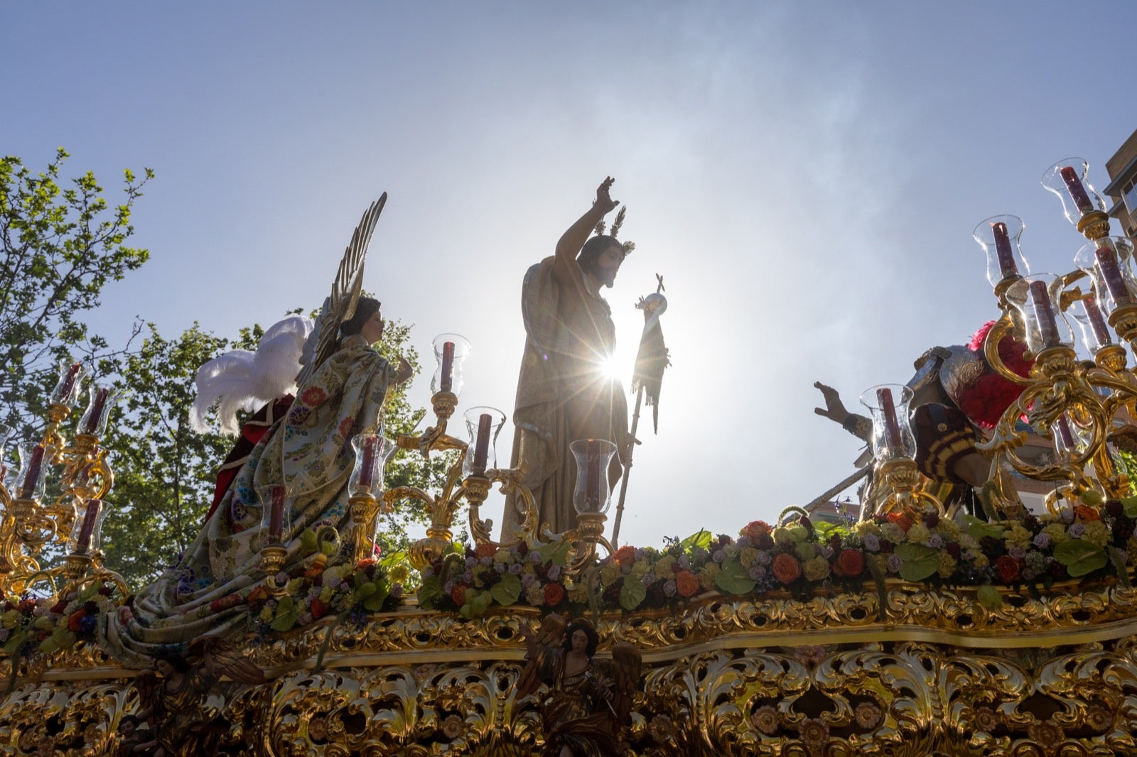 Santa María del Triunfo y la Resurrección procesionaron en el último día cofrade