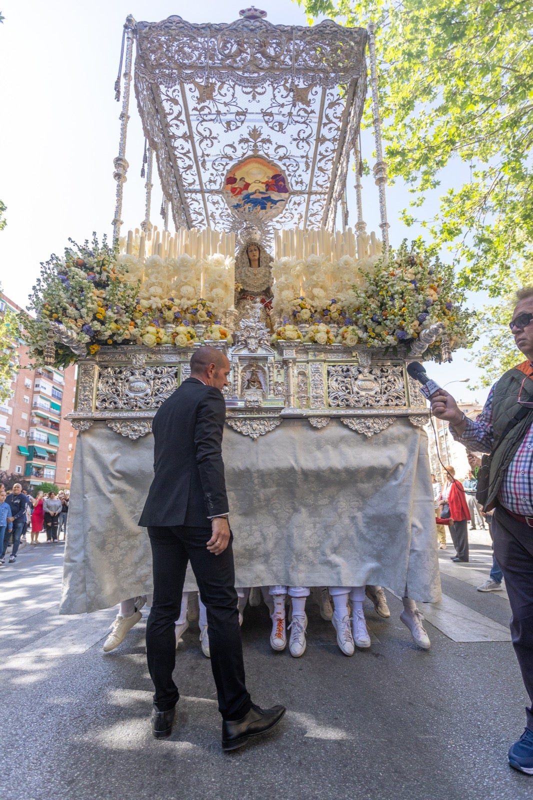 Santa María del Triunfo y la Resurrección procesionaron en el último día cofrade