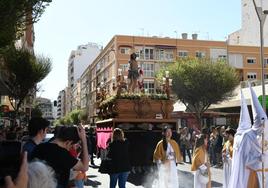 Paso del Señor de la Vida, hoy, en su estación de penitencia por Almería.